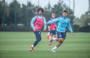 关于曼城训练开放日，关键时刻再遭质疑引欢呼，CBA常规赛在即，轮换策略成焦点的信息