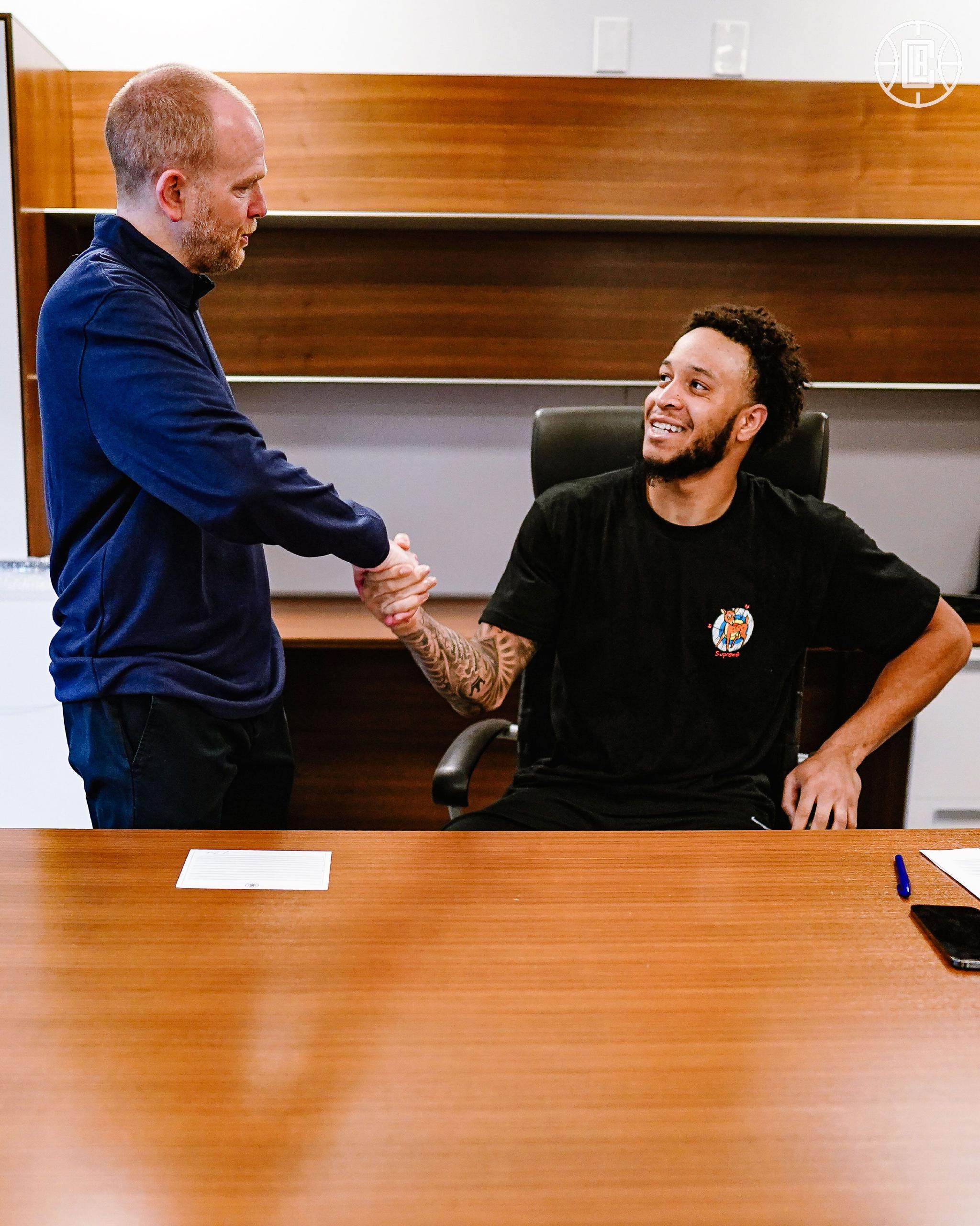 今夜波特兰开拓者调整名单以备欧冠洛杉矶快船围绕国王杯防线松动,皇家社会围绕国王杯队长鼓劲都惊呆了 今夜波特兰开拓者调整名单以备欧冠洛杉矶快船围绕国王杯防线松动,皇家社会围绕国王杯队长鼓劲都惊呆了